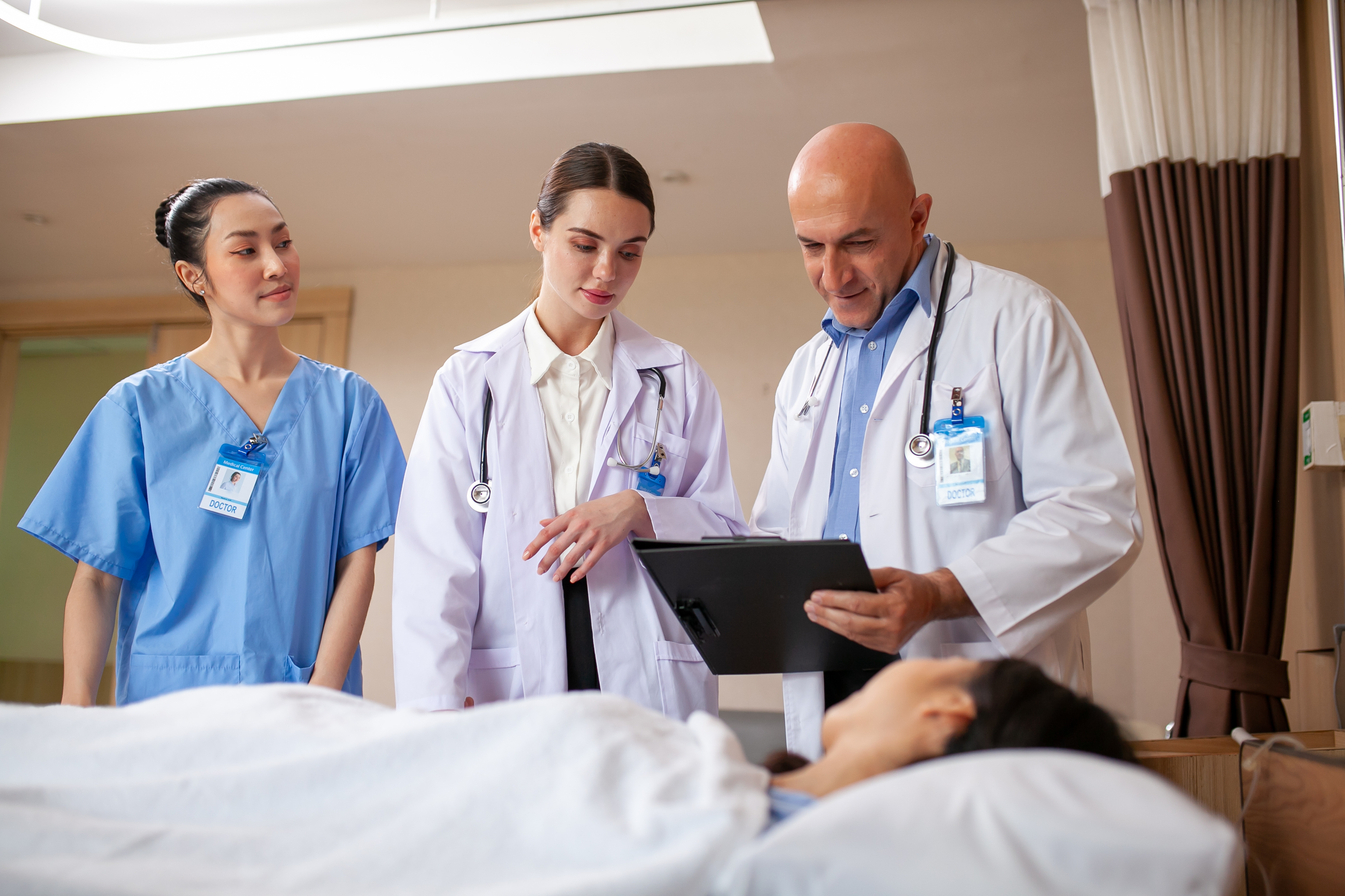 tidi-stock-doc-and-nurses-discussing-over-patient